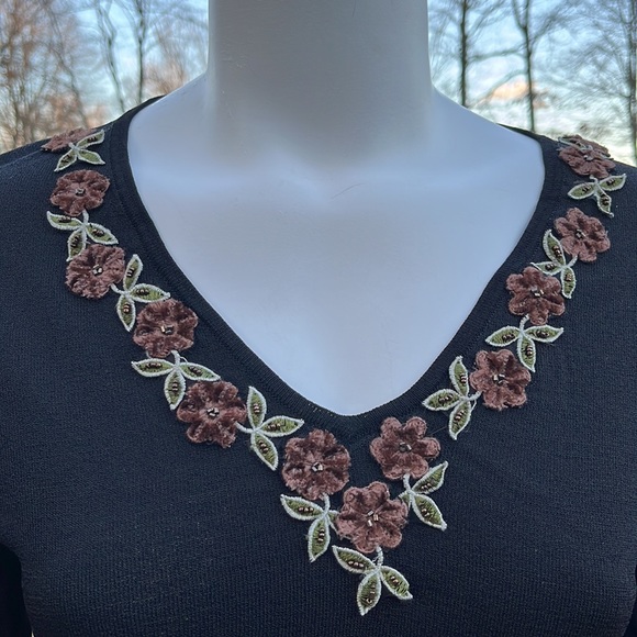 Black sweater with 3-D floral embellishments M - Picture 2 of 11